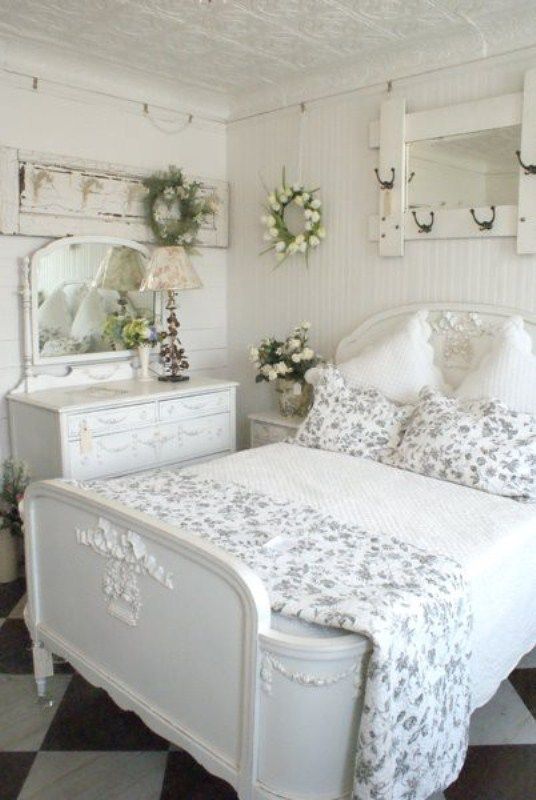 Buy antique mirrored dresser to get a stylish look in your bedroom