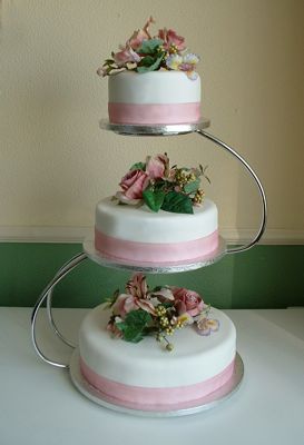 something to go with the metal ring toppers? 3-tiered wedding cake .