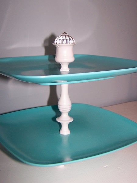 DIY cake stand...2 plates and a paper towel rod | Diy tiered .