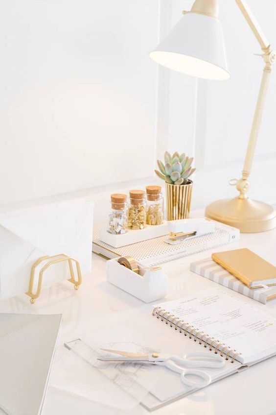 Chic Ideas for a Small Home Office | Work office decor, Home .