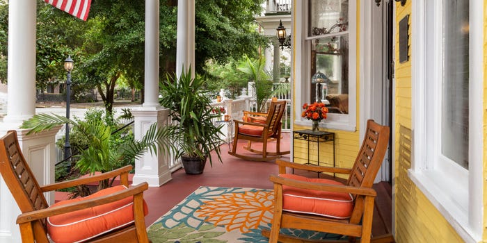 Front Porch Ideas: 15 Tips to Liven up Your Outdoor Spa