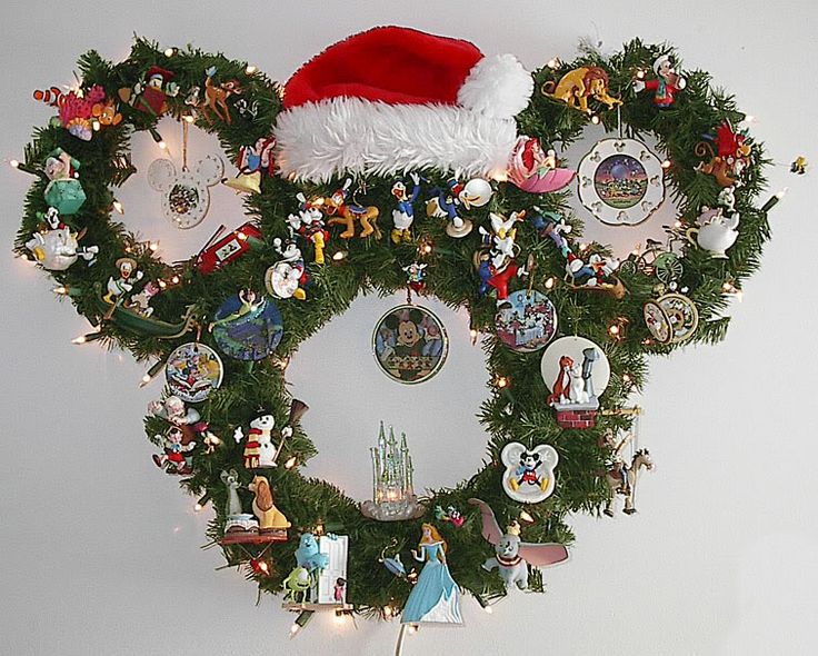 Mickey Mouse Wreath | Disney christmas decorations, Mickey mouse .
