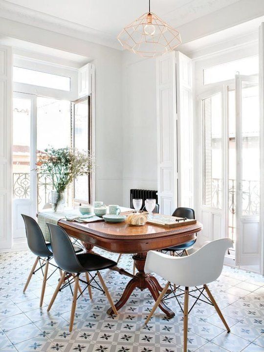 Modern chairs paired with Duncan Phyfe table? | Arredamento sala .