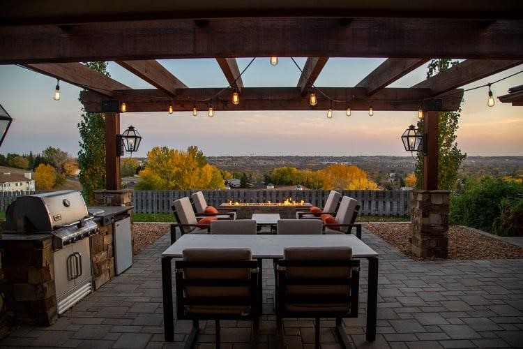 A Renson pergola with fireplace and TV | Blog | Rens