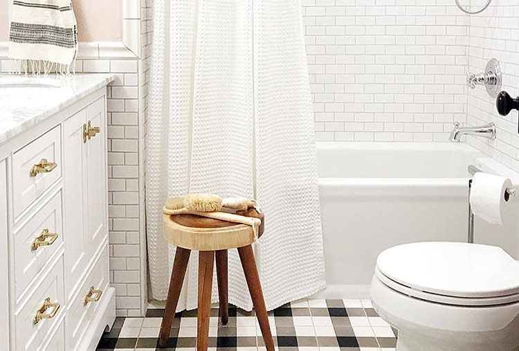 9 Ways to Make Your Small Bathroom Feel Bigger | Delta Faucet Bl