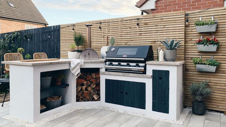 This blue DIY outdoor kitchen is filled with clever features .