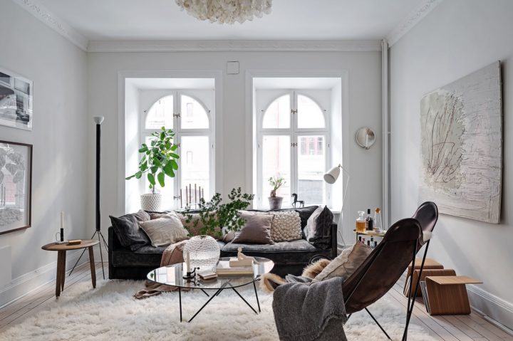 Grey leather sofa – a lavish interior decorating thing