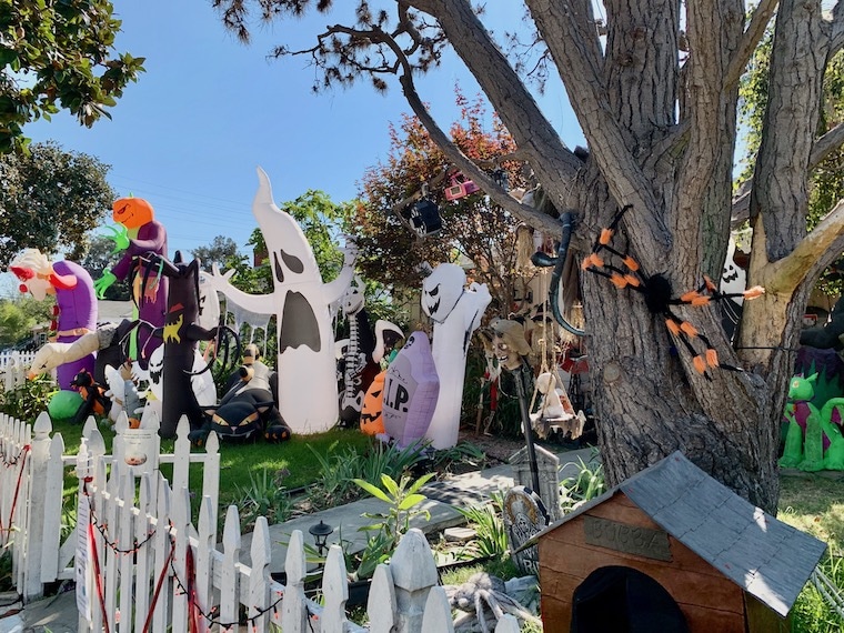 Where To See Halloween Decorations and Haunted Houses Around Los .