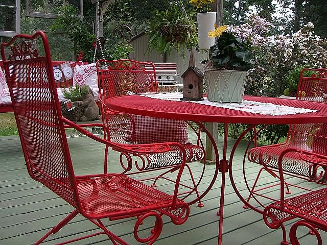 How to pick the garden table and chairs set?