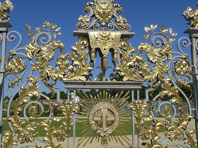 Hampton Court - Gilding on Wrought Iron gates | Wrought iron gates .