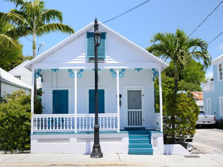 Key West-Style Homes | Beach cottage decor, Key west style homes .