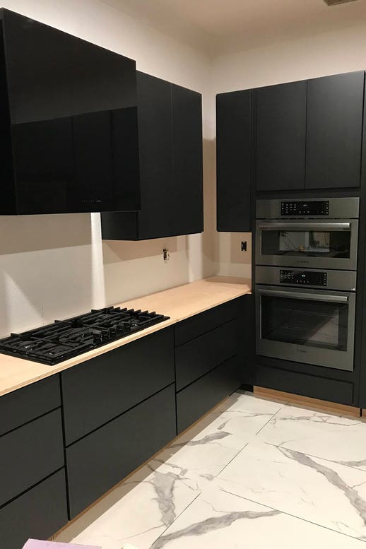 Sleek Black Kitchen Cabinets With an Edgy Aesthet