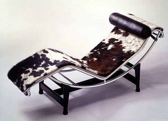 LC4 - Chaise longue à bascule peau de vache - Le Corbusier - 1928 .