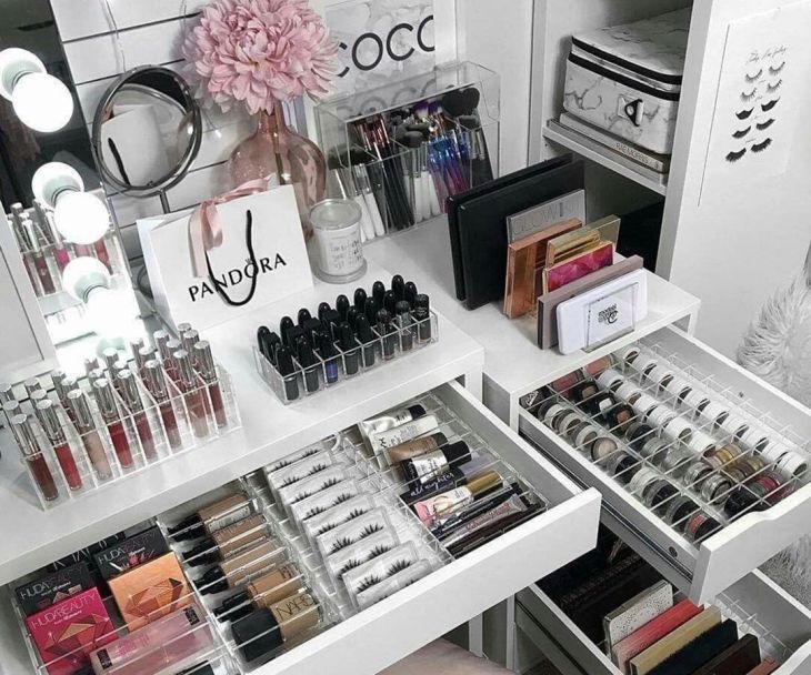 7 Hidden Storage That Can Be Put In Your Bedroom | Makeup drawer .