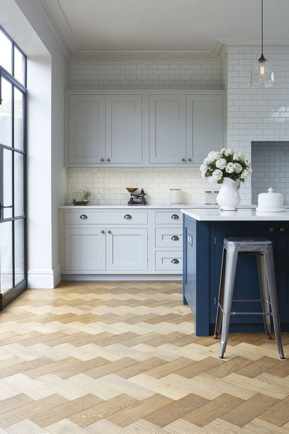 Pale Grey and navy units and the flooring! | Интерьер, Кухня .