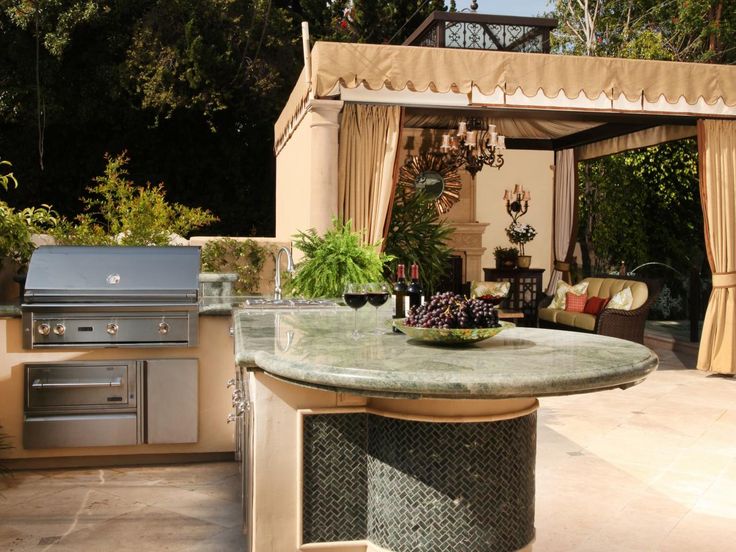 Traditional Outdoor Kitchen with Stylish Modern Island | Outdoor .
