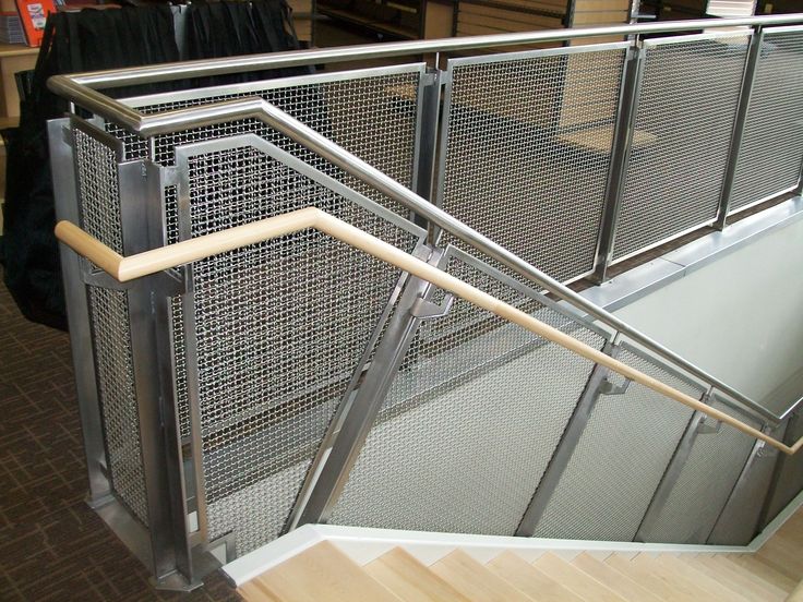 Commercial Railings-Picket-Horizontal-Cable-Mesh | Escada de ferro .