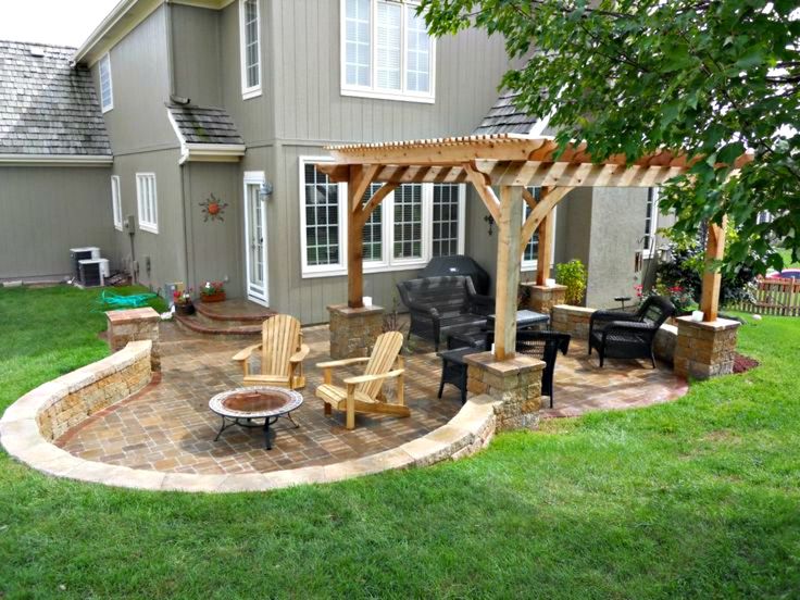 Patio Design with Curved Retaining Wall and Cedar Pergola | Small .