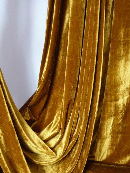 caramel velvet curtains - Google Search | Gouden gordijnen .