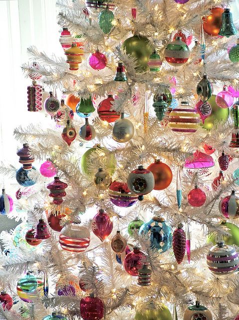 Vintage Ornaments on White Christmas Tree | Vintage christmas .