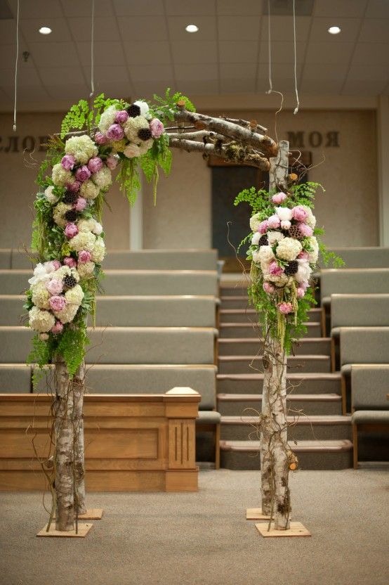 wedding arch flowers -- asymmetrical | Цветы для свадебной арки .