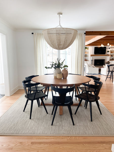What are the advantages of round dining tables?