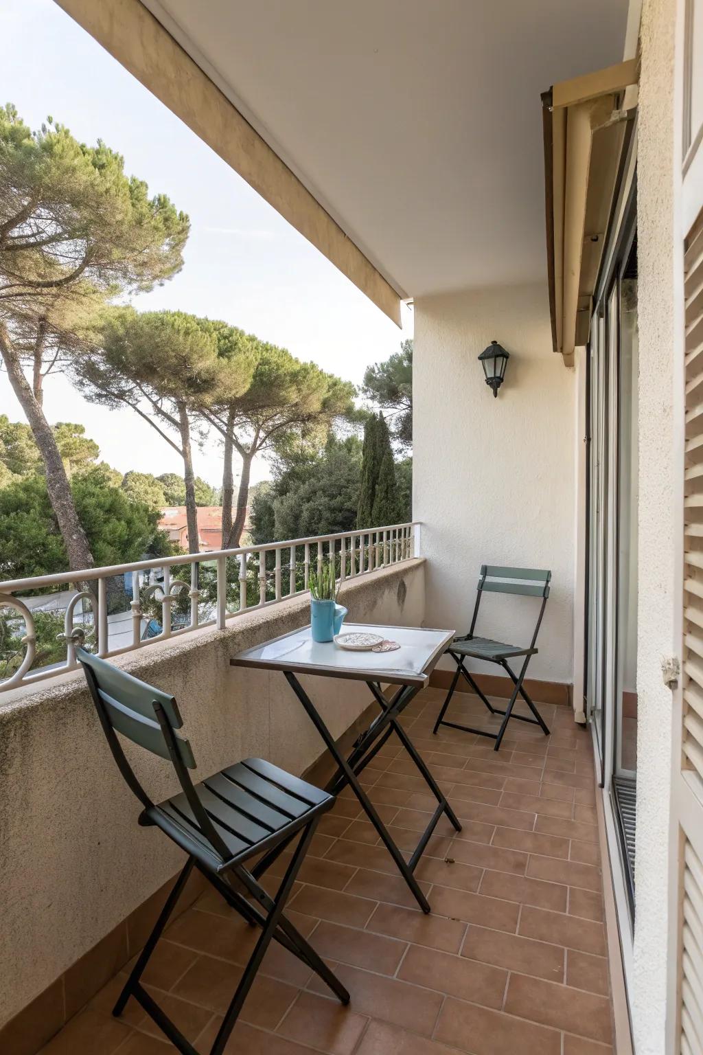 Folding furniture maximizes space and keeps small terraces tidy.