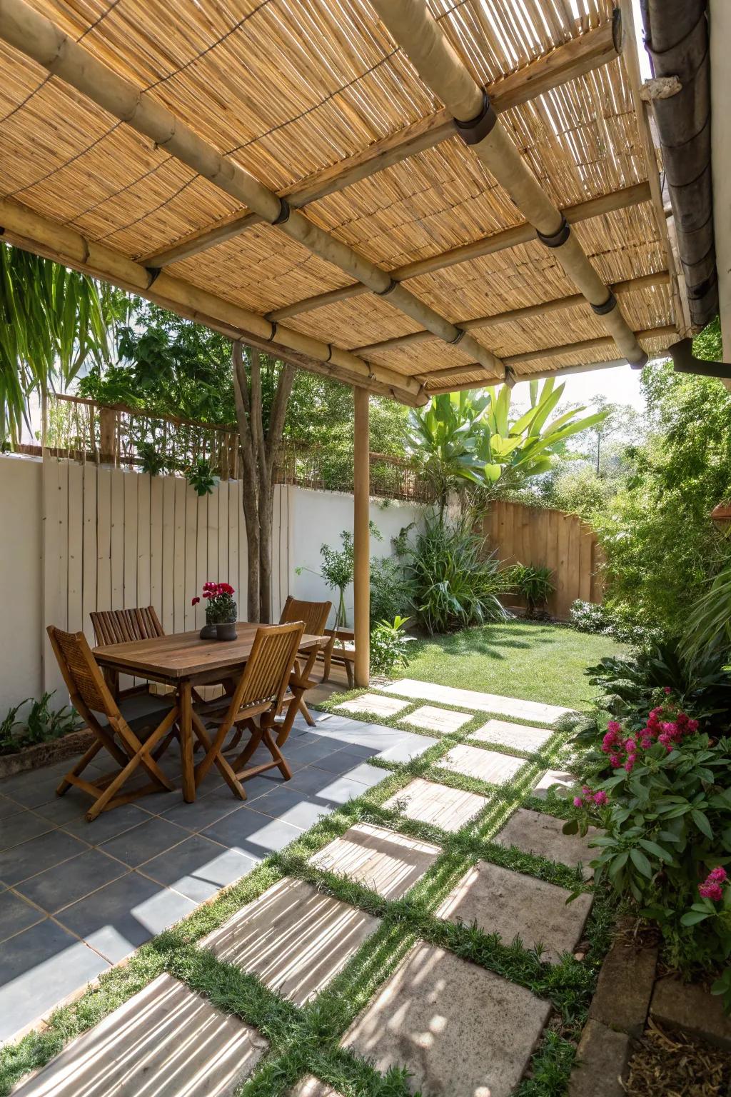 An eco-friendly bamboo cover for a tropical feel.