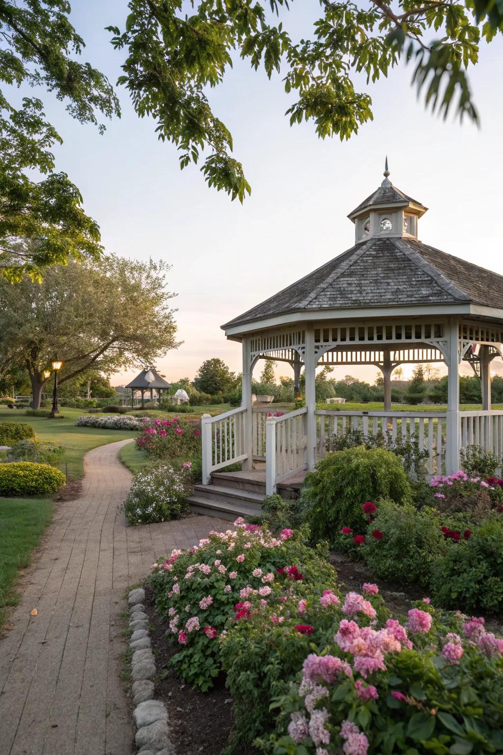 Low fencing maintains an open, airy feel.