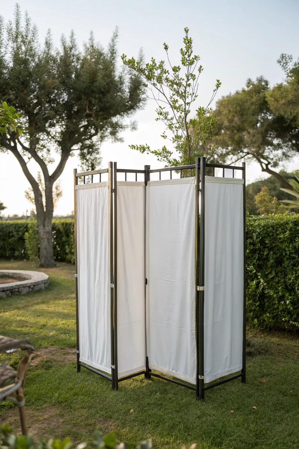 A space-saving folding screen for a discreet outdoor changing area.