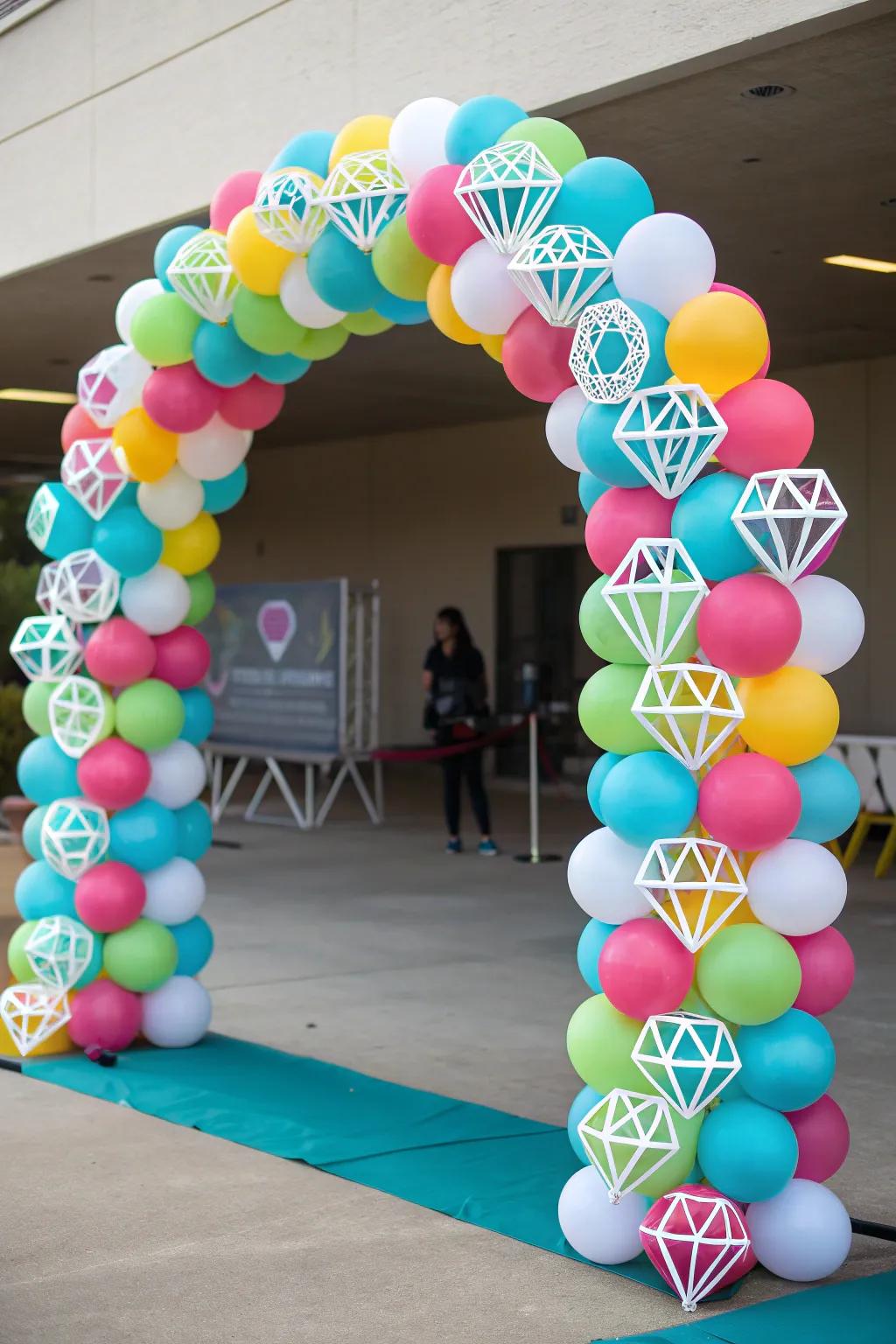 A modern and glamorous balloon arch with geometric shapes.