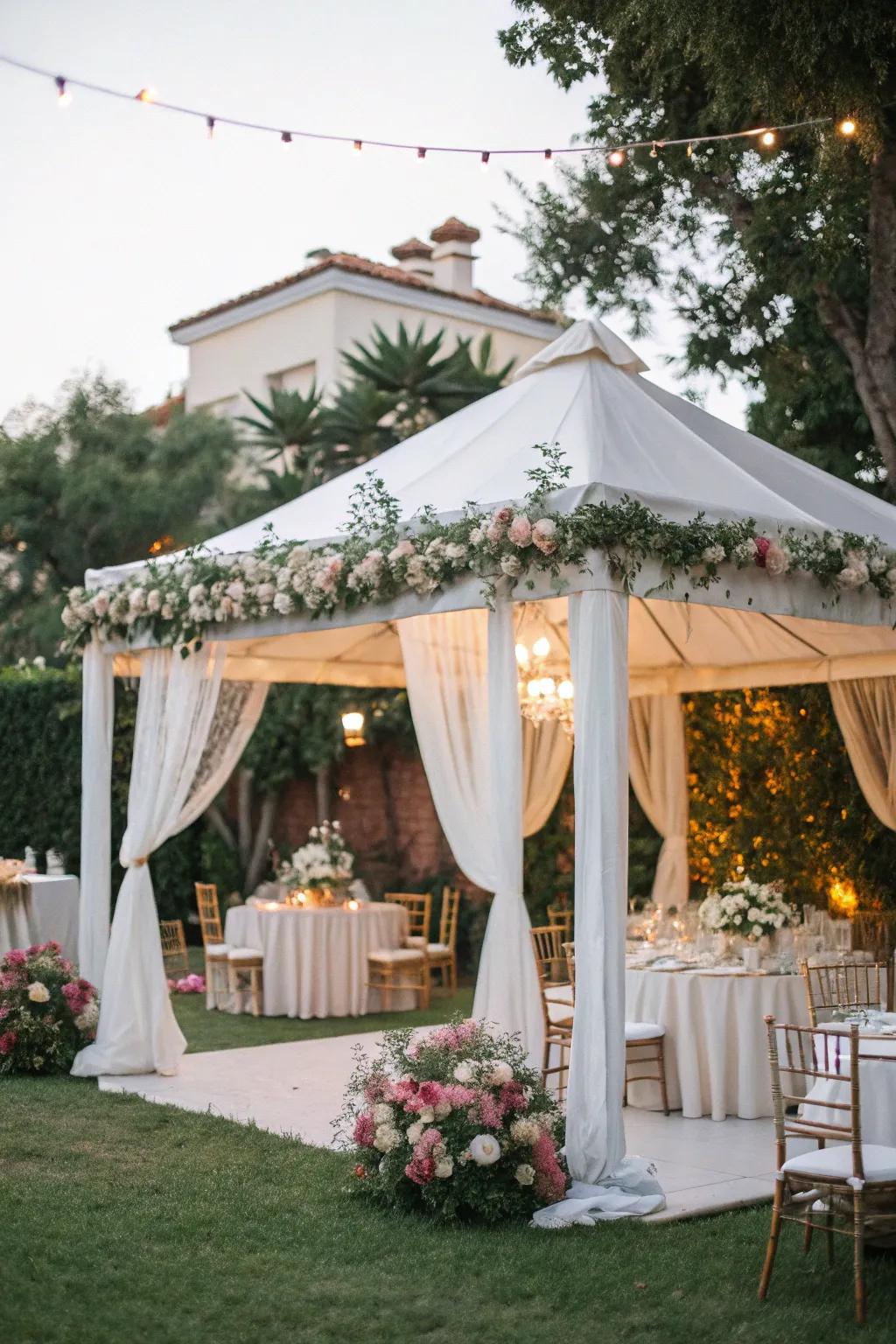 Tented receptions combine elegance with the beauty of nature.