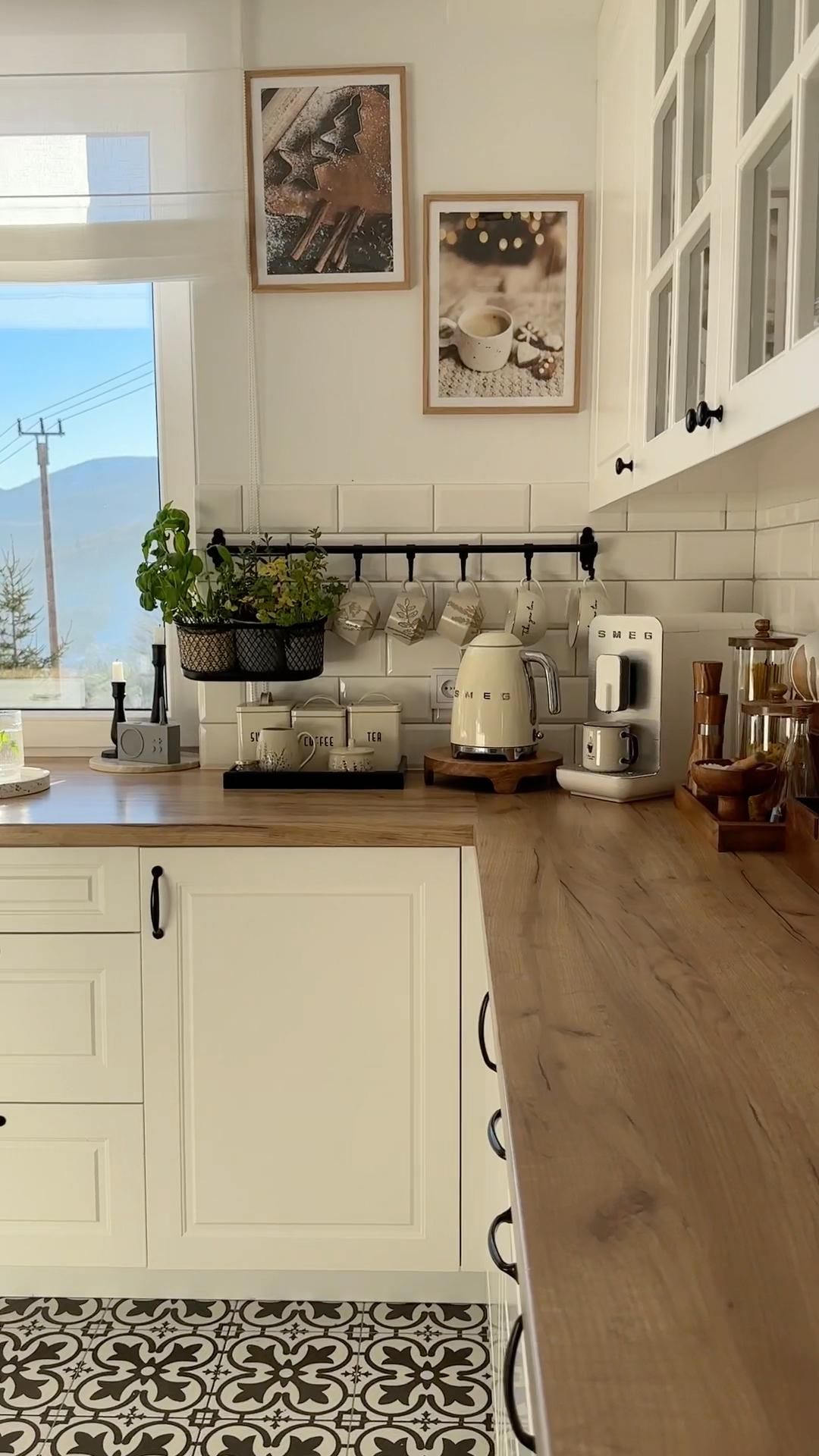 Cuisine à carreaux moderne avec rangements pour 2024