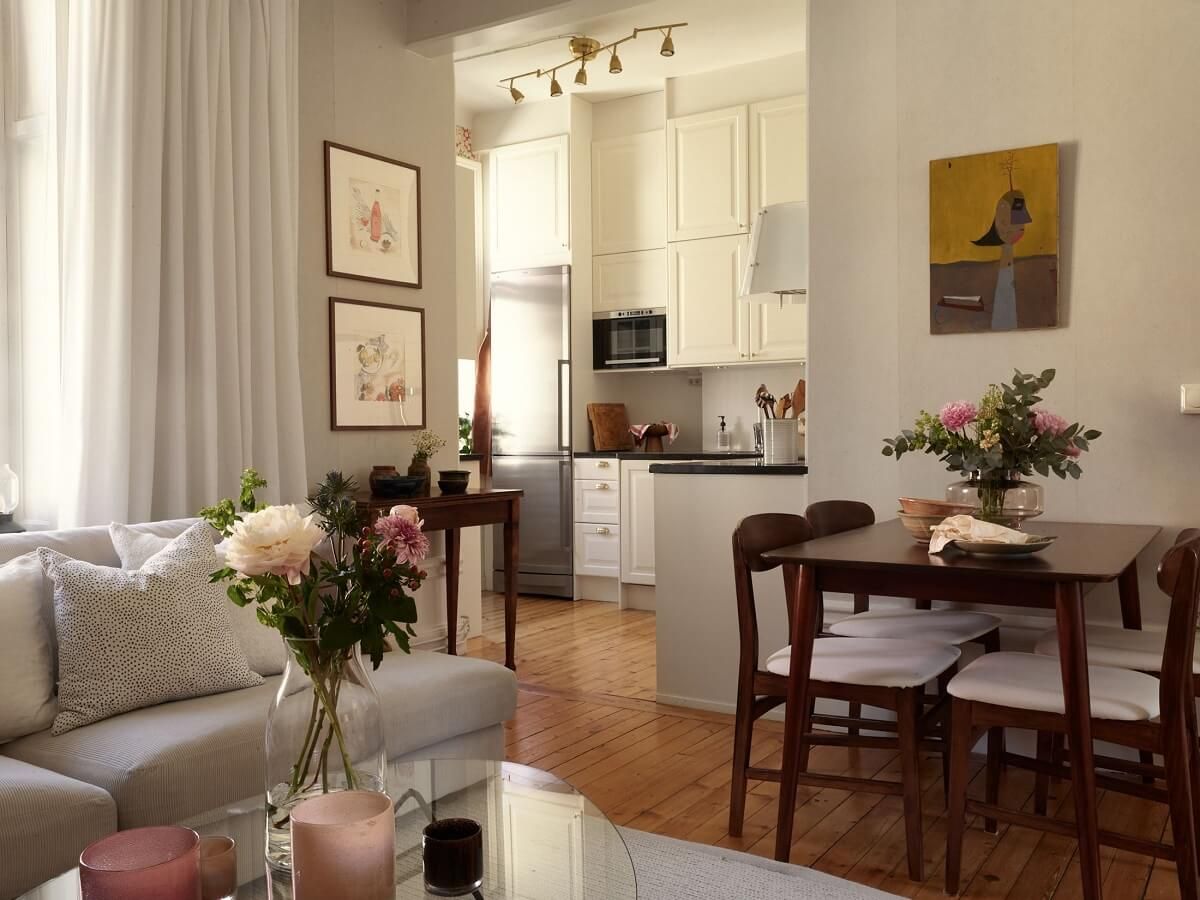Period Features and Light Colors in a One-Bedroom Apartment