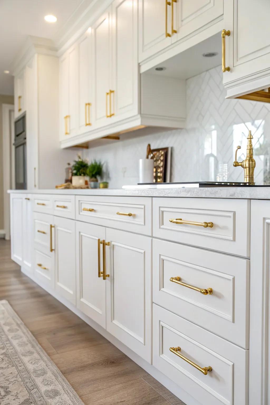 White cabinets provide a fresh and versatile base for your kitchen design.