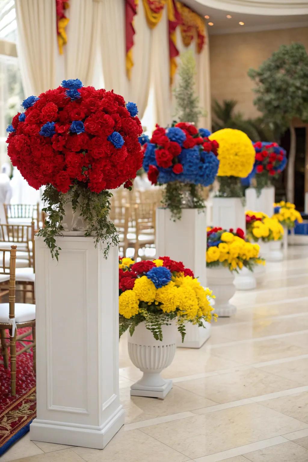 Flower settings made of bold, basic colors, bringing a lively, energetic atmosphere to the wedding design.