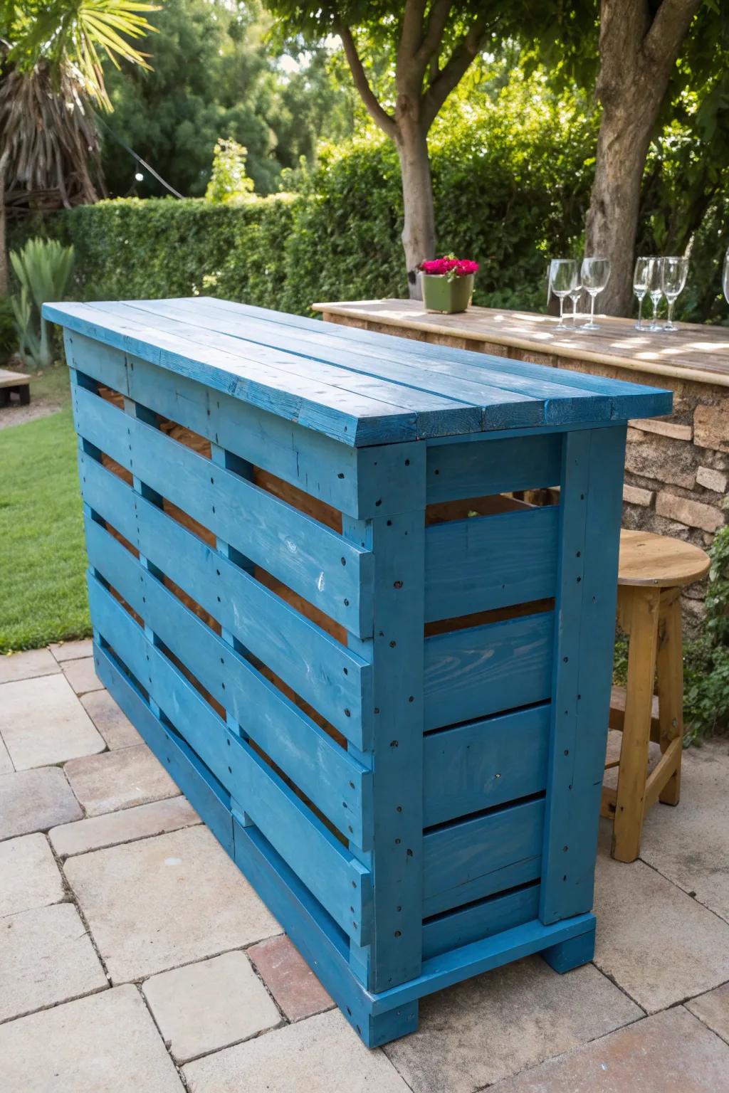 Transform your backyard into a vibrant oasis with a handmade pallet bar in bold blue – where rustic charm meets modern flair.