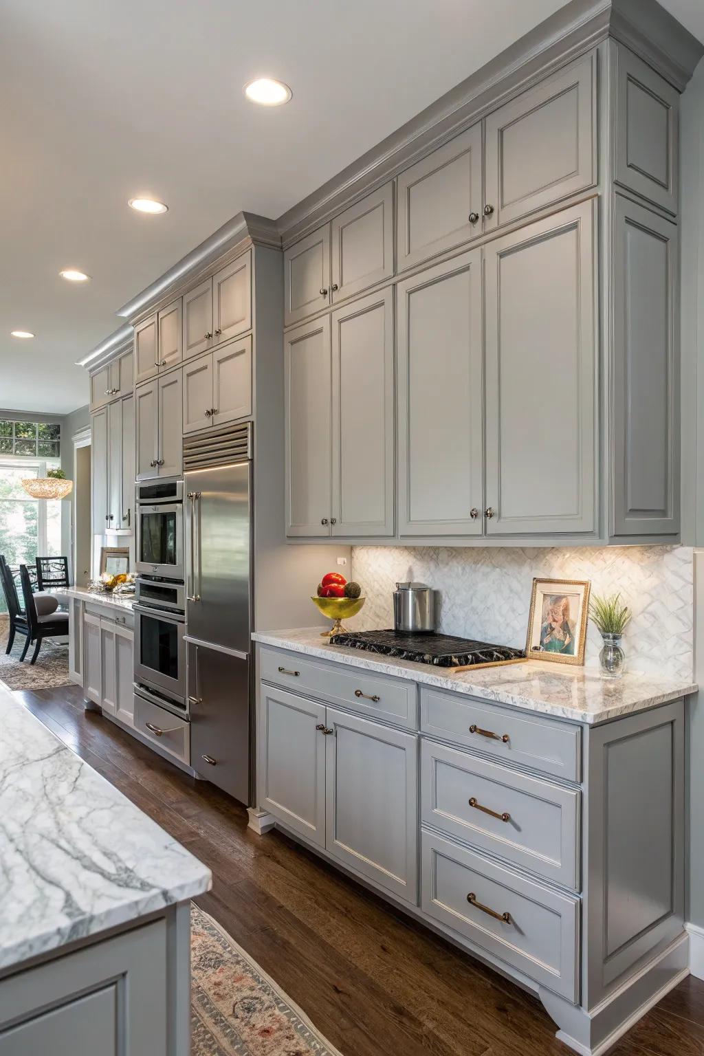 Dual-tone schemes deliver a daring, modern impression.