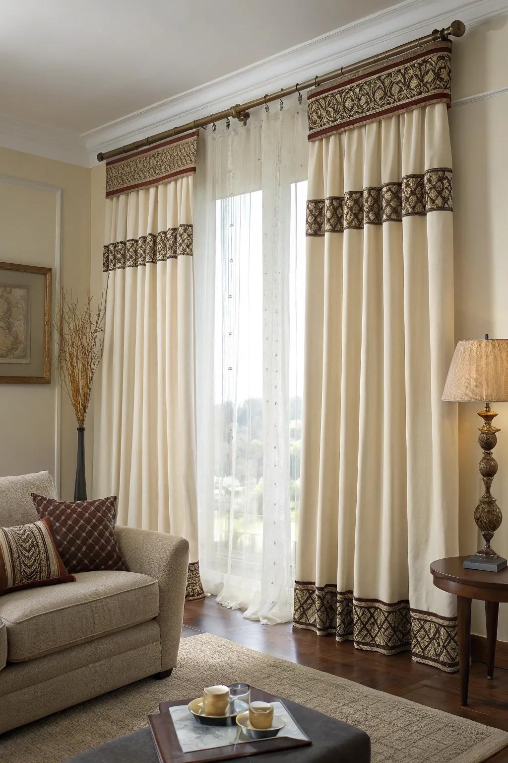 Contrasting edges add definition and elegance.