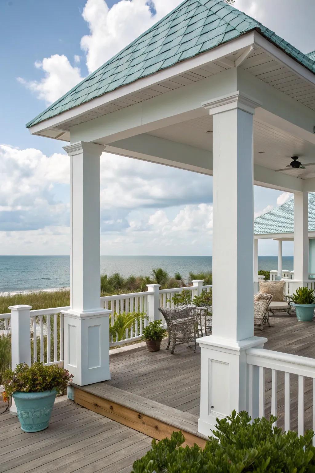 Whitewashed rectangular pillars evoke a relaxing coastal atmosphere.