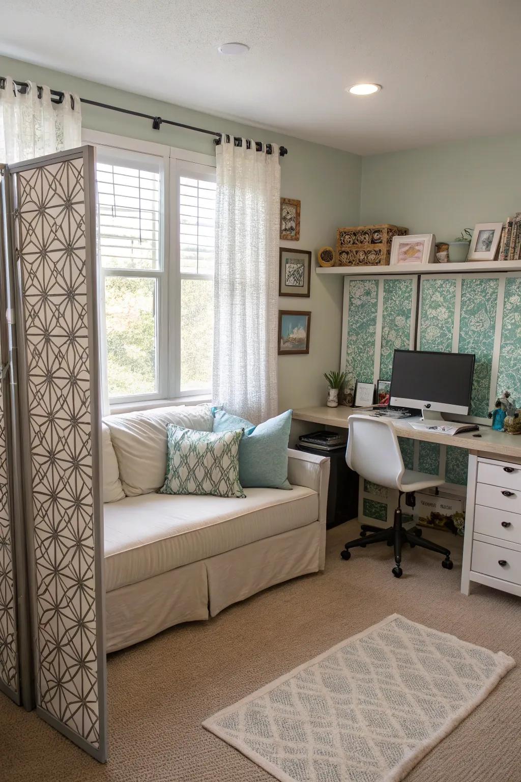 Seclusion elements establish a separate relaxation corner.