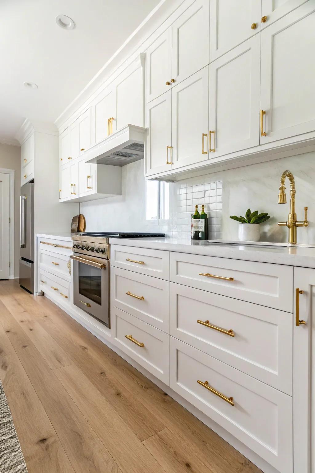 Sumptuous gold details enhancing the elegance of an ivory kitchen.
