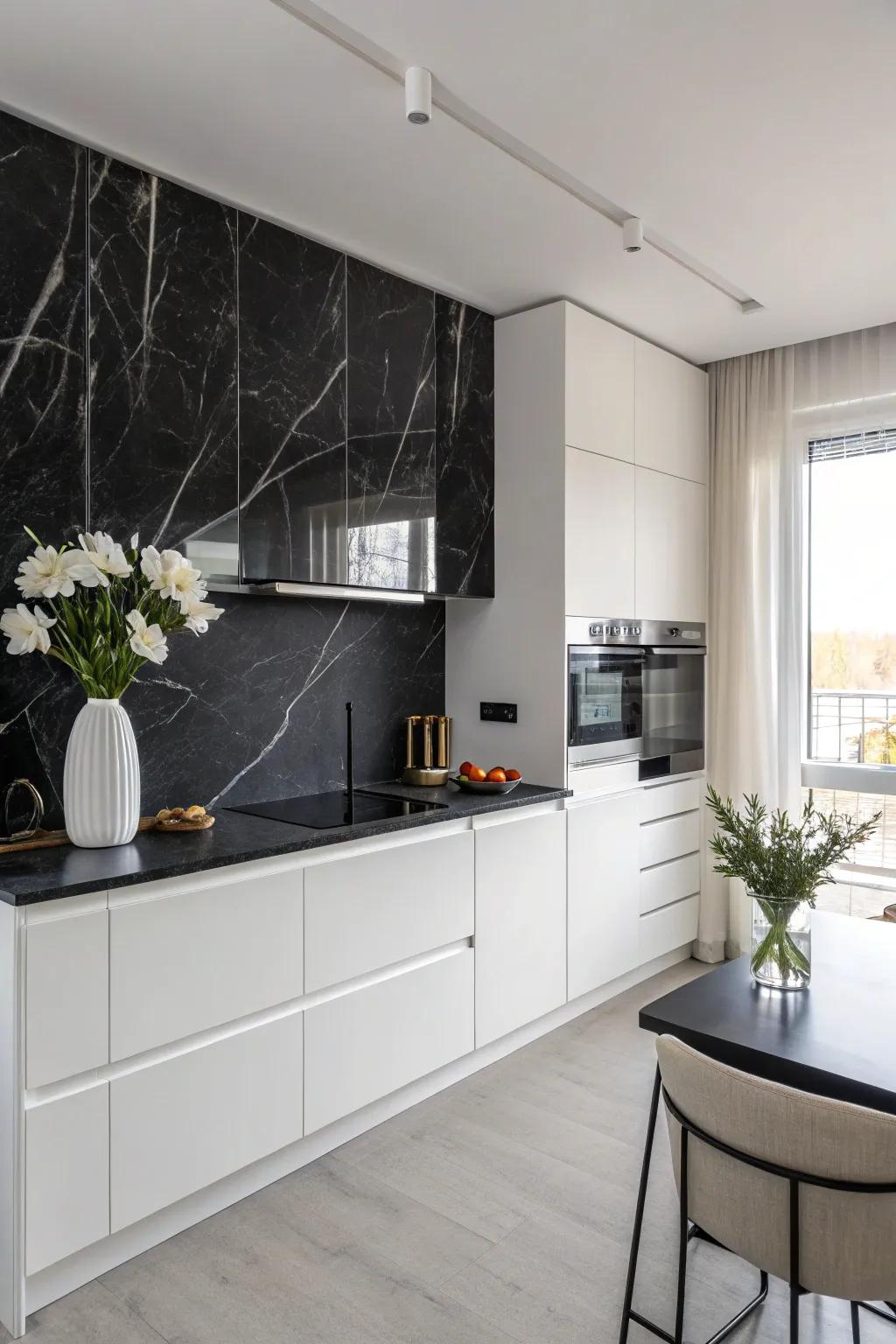 This kitchen features a luxurious black marble backsplash, paired with minimalist design elements for a sophisticated look.