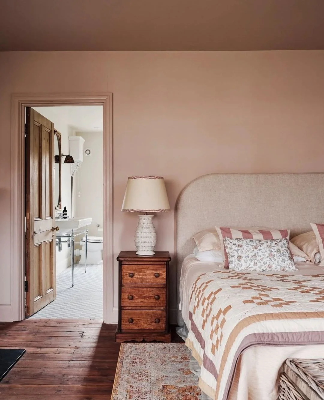 16. Dusty Rose & Natural Wood Cottage Bedroom (Beautiful Bedroom Ideas)