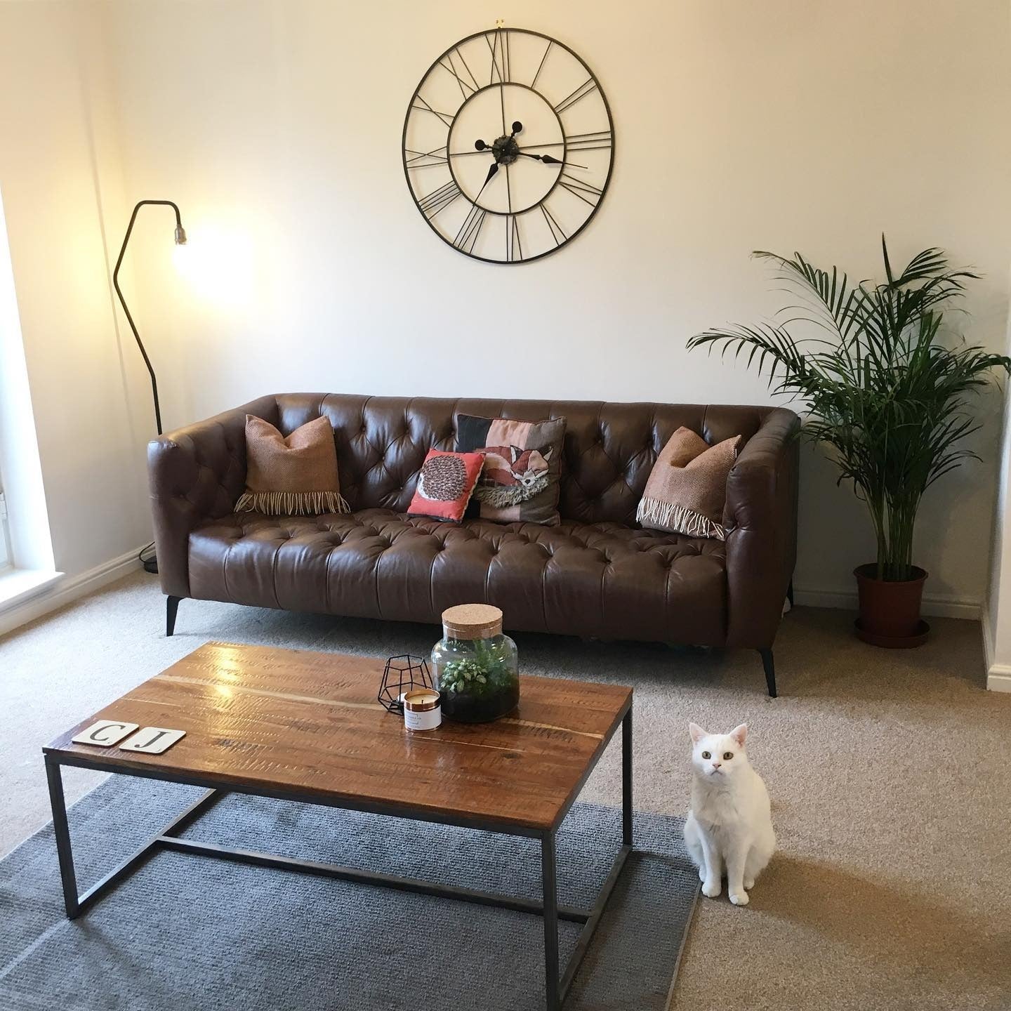 2. Deep Espresso Chesterfield with Modern Accents (Brown Furniture Living Room Ideas)