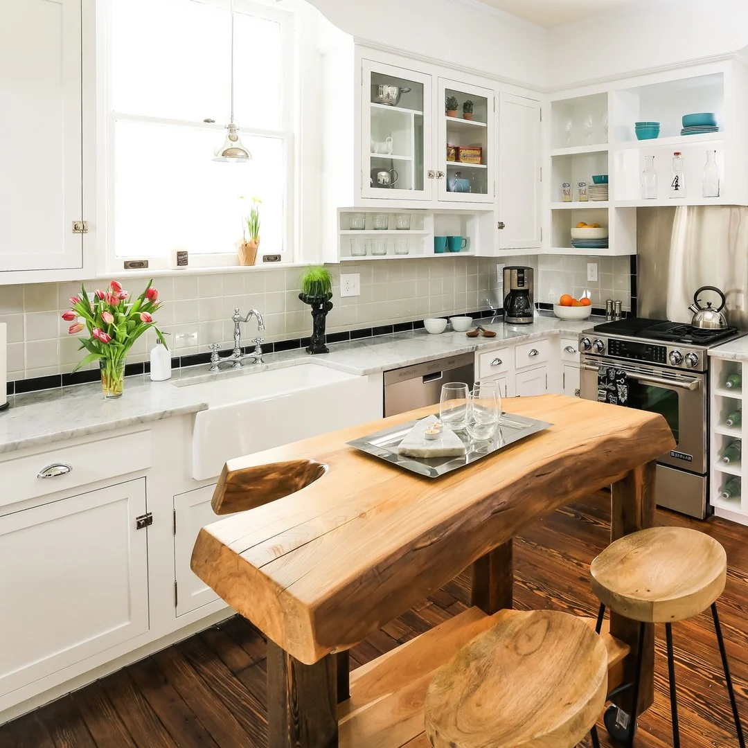 6. Classic White Cabinets with Farmhouse Sink (Small Space Kitchen Ideas)