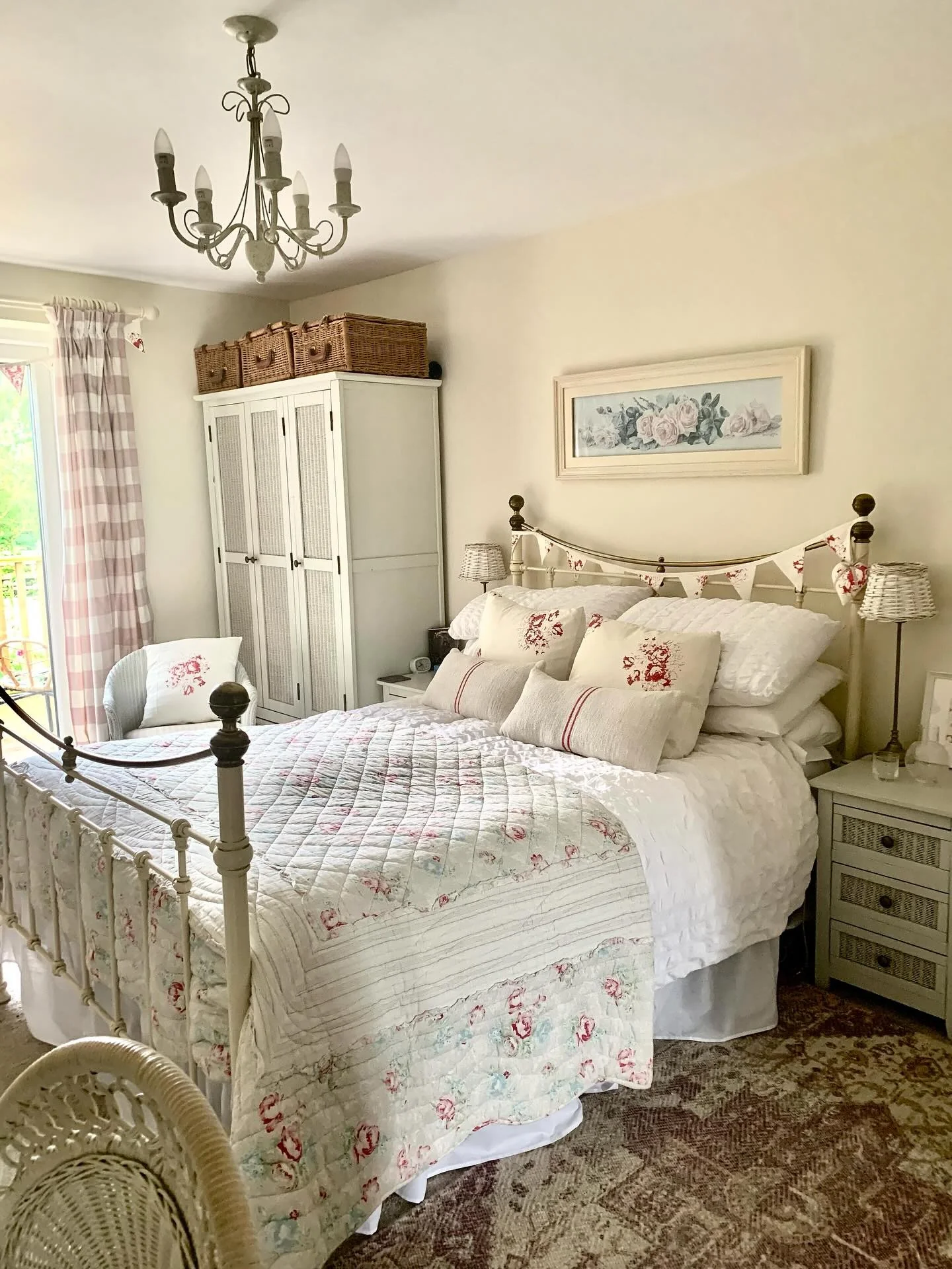 8. Cream & Rose Vintage Cottage Bedroom (Cottage Bedroom Ideas)
