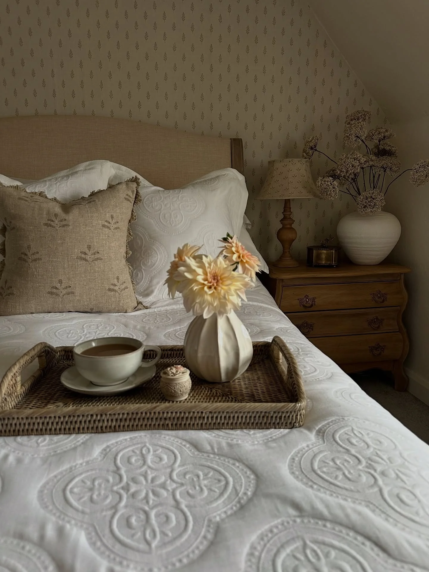 12. Warm Beige & Linen Textured Cottage Retreat (Cottage Bedroom Ideas)