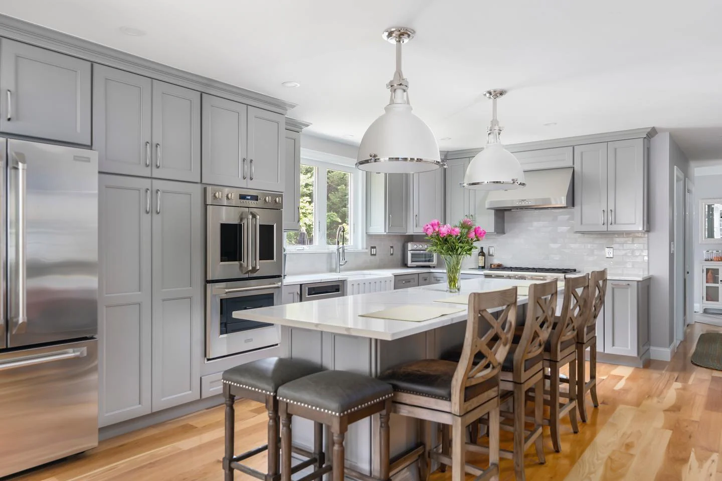 2. Classic Light Grey Shaker Kitchen with Warm Wood Accents (Light Grey Kitchen Cabinets Ideas)