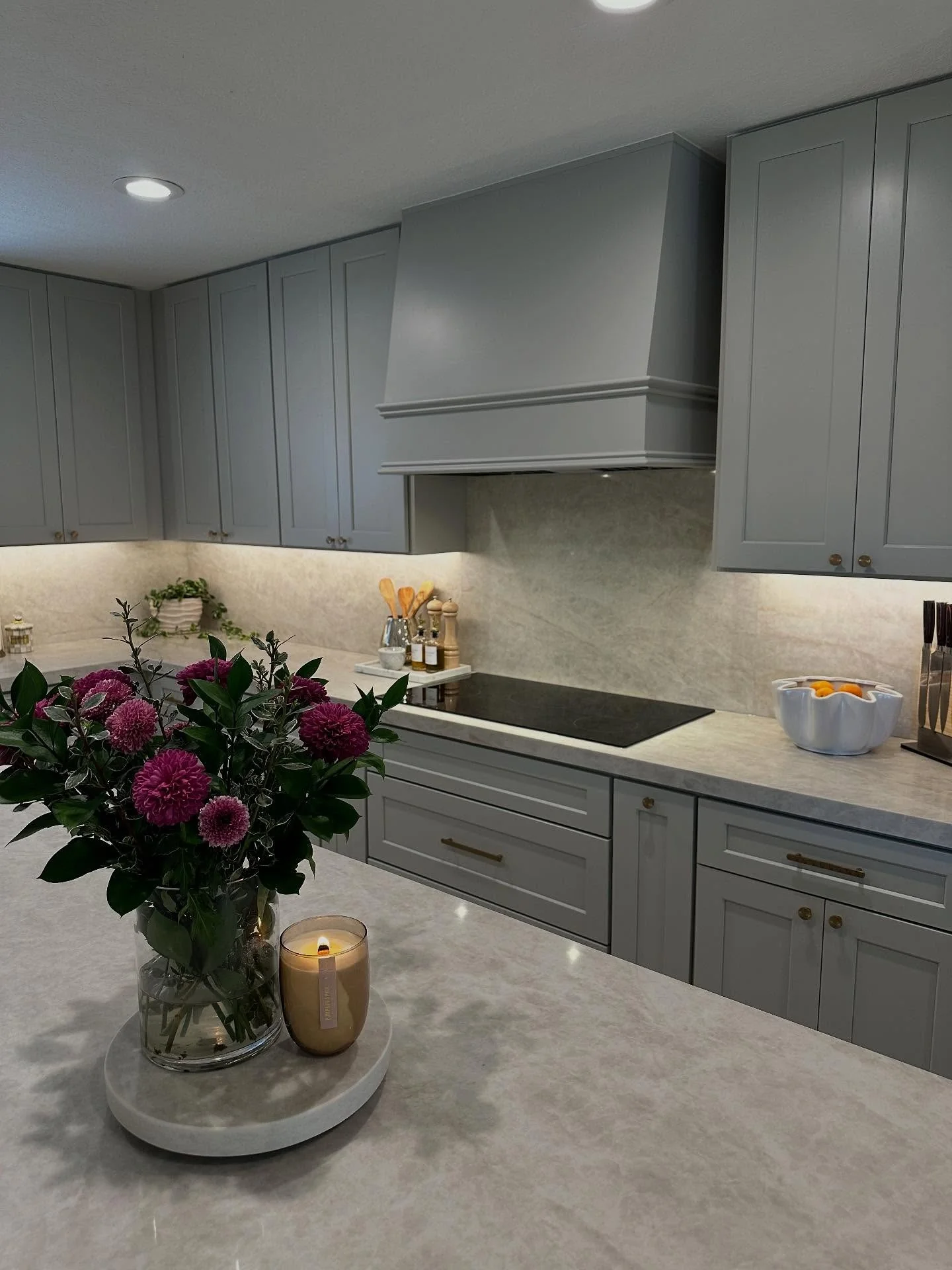 11. Tailored Light Grey Cabinetry with Full-Height Splashback (Light Grey Kitchen Cabinets Ideas)